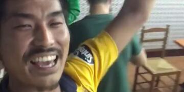 Keijiro Aso lleva un buen tiempo junto a simpatizantes del Betis para seguir a Giovani Lo Celso\u002E (@keijiro_rc)