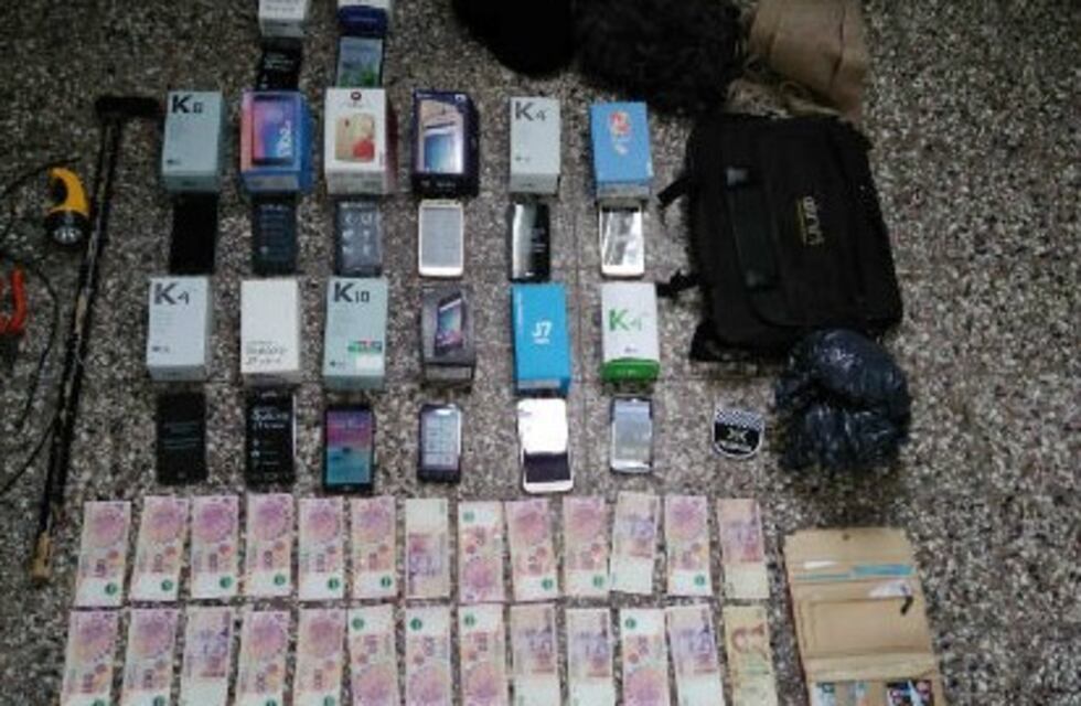 Maniató y manoseó a una empleada para robar celulares en un comercio céntrico