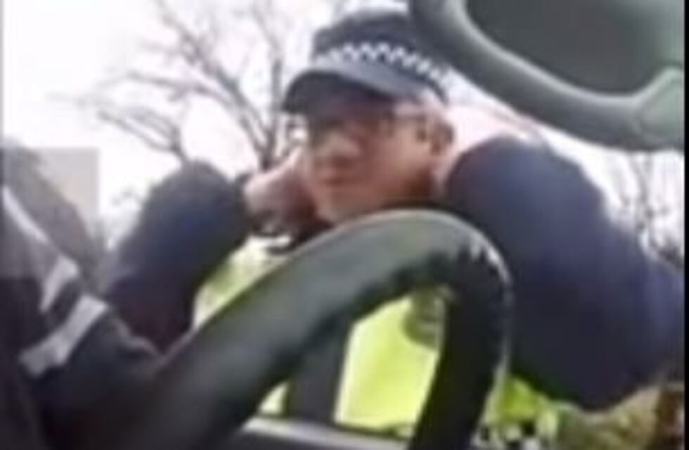 Un policía tucumano apagó las luces de una camioneta mientras el conductor estaba distraído