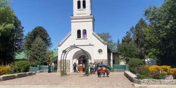 Un grupo de Mapuches tomó una parroquia de El Bolsón, cometieron vandalismo y escaparon