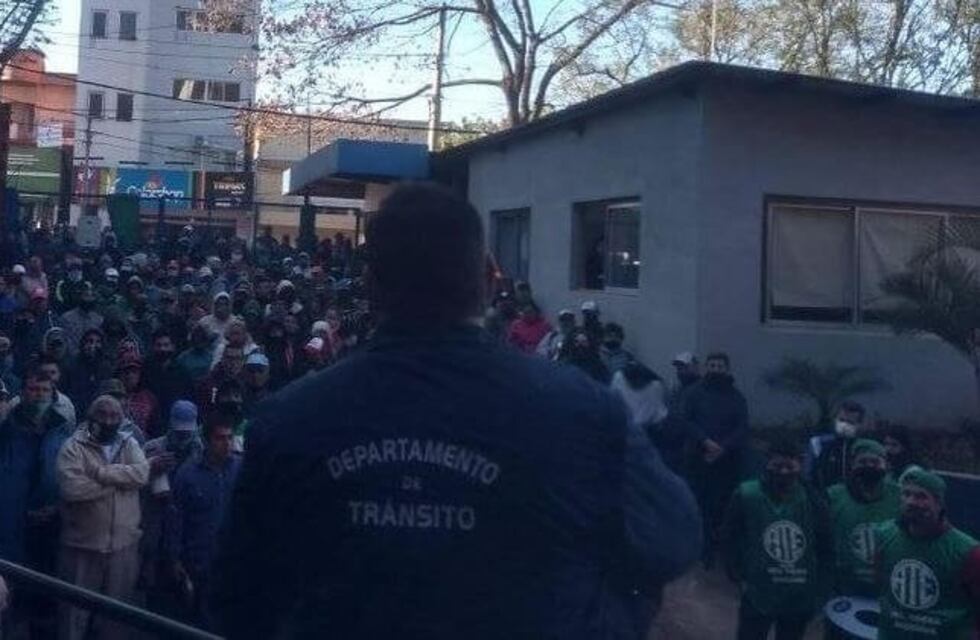 Continúa el paro de los trabajadores municipales en Oberá y la ciudad no tiene servicios