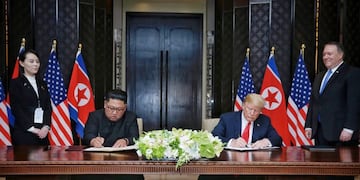 U\u002ES\u002E President Donald Trump reaches to shake hands with North Korea leader Kim Jong Un at the Capella resort on Sentosa Island Tuesday, June 12, 2018 in Singapore\u002E (AP Photo/Evan Vucci)