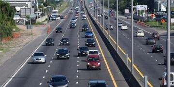 Choque y vuelco en la Autopista Buenos Aires- La Plata: una mujer herida