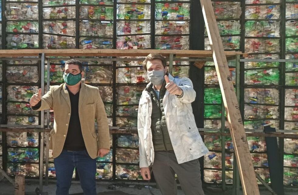 Con 50 mil boltellas en La Para construyen aulas