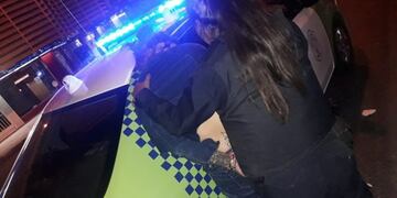 Una mujer fue detenida por agredir a la policía y romper cosas en un bar