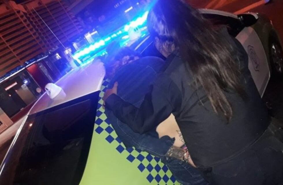 Una mujer fue detenida por golpear a la policía y causar destrozos en un bar