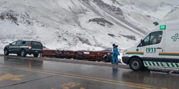 Un camión de la empresa Tracmer SA volcó cuando viajaba hacia Chile\u002E