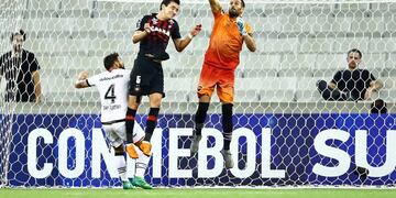 Brazil's Atletico Paranaense player Pablo (C) vies for the ball with Argentina's Newell's Old Boys player Luciano Pocrnjic during their Copa Sudamericana first stage first leg football match at the Arena da Baixada stadium in Curitiba on April 12, 2018\u002E / AFP PHOTO / Heuler Andrey