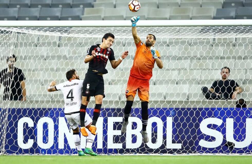 Pocrnjic falló en los goles de Paranaense y los hinchas leprosos estallaron en las redes