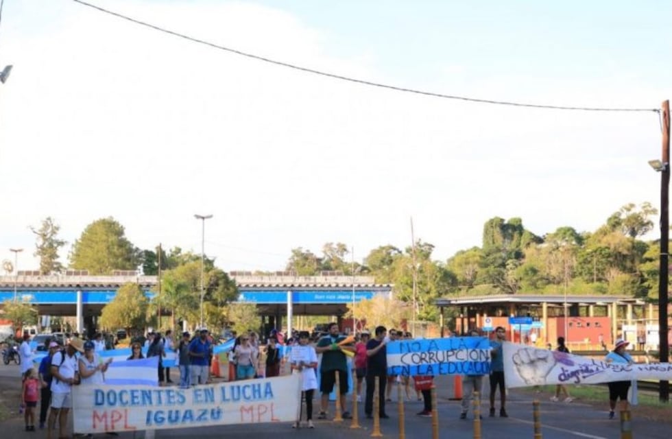 Docentes de Iguazú cortaron el acceso al puente Tancredo Neves