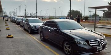 La flota de autos de lujo dispuesta por Messi para el traslado de los invitados para la boda con Roccuzzo\u002E