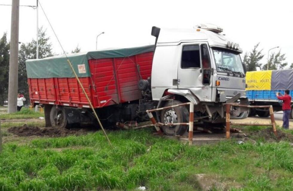 Un tren chocó a un camión cerca de una de las terminales portuarias del cordón industrial