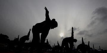 EPA1187\u002E BANGALORE (INDIA), 21/06/2019\u002E- Cadetes asisten a una clase multitudinaria de yoga durante el Día Internacional del Yoga durante el Festival AMbubachi que se celebra en el templo Kamakhya en Guwahati, Assam, India, este viernes\u002E EFE/ Jagadeesh Nv