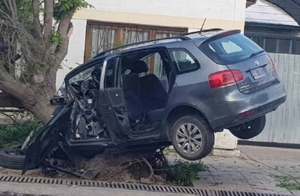Un auto con cinco jóvenes terminó incrustado contra un árbol