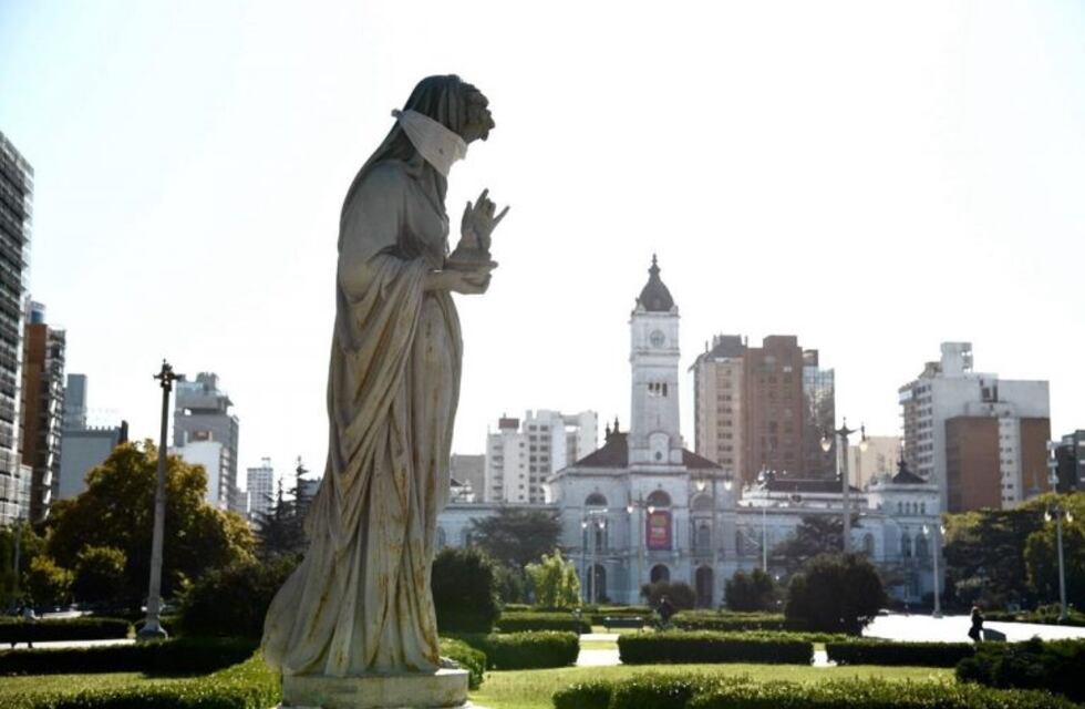 Los monumentos y estatuas de La Plata ya tienen sus barbijos