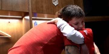 Manuel Oppenheimer, el niño argentino que conmovió al francés Antoine Griezmann y cumplió el sueño de conocer el estadio del Atlético Madrid\u002E (Fotos: Alberto Molina / Prensa Atlético de Madrid)