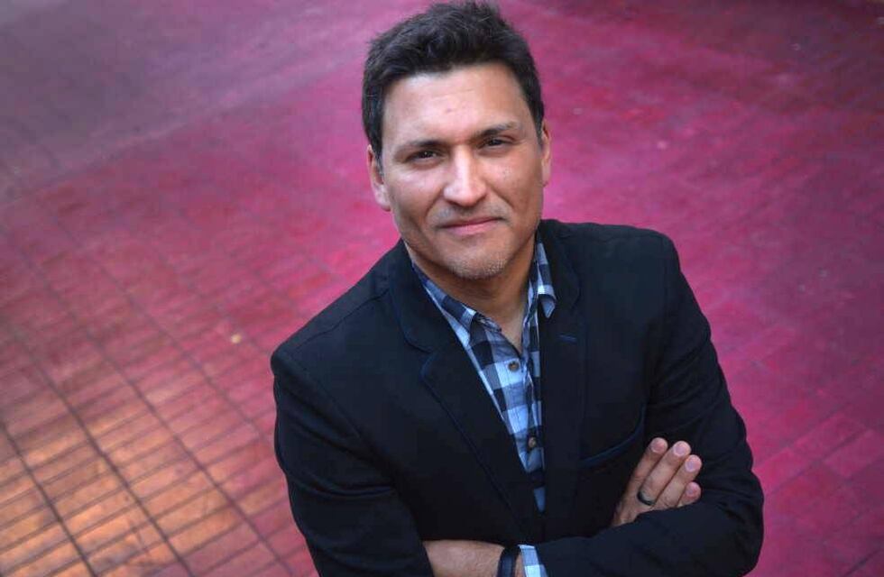 El lado artístico y desconocido de Mario Urzúa cuando se apagan las cámaras de TV: actor, cantante y stand up