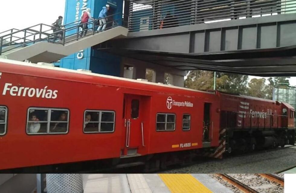Villa Adelina: el conductor de un auto alcanzó a salir antes de que su auto fuera arrollado por un tren