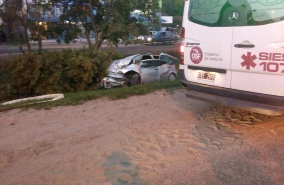 Conducía un auto, chocó con un árbol y murió