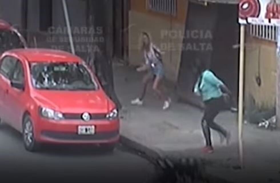 Salta: dos mujeres, a los "baldozazos" limpios en la puerta de un hotel alojamiento