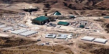 Es "inviable un aislamiento de 14 días para los mineros", argumentó Javier Castro