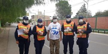 Alfredo es veterano de Malvinas y ocupa su tiempo en cuarentena para ayudar a los policías\u002E