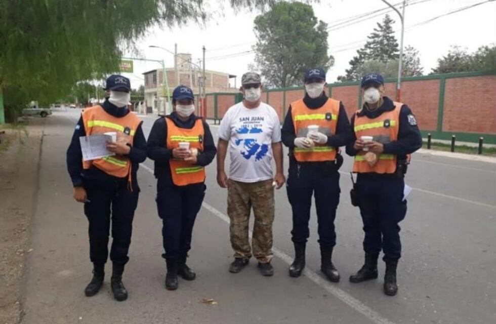 Un veterano de Malvinas reparte tortitas y café a los policías en plena pandemia