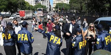 Personal de la policía desvía a transeúntes en Buenos Aires, Argentina, el 11/12/2017 a raíz de los operativos de seguridad llevados adelante por la Conferencia Ministerial de la OMC\u002E\r\n(Vinculado al texto de dpa \