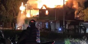Un incendio consumió una casa de dos plantas en Iguazú