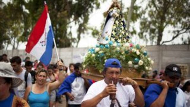 la virgen azul religion iglesia catolicarnrnIn this Dec. 8, 2013 photo, a man takes a sip of mate as he helps transport the statue of Paraguayu2019s patroness, u201cOur Lady of Caacupe,u201d commonly called the u201cBlue Virginu201d through the slumu2019s parish that bears the name of the patroness, in Buenos Aires, Argentina. Thousands of Paraguayan immigrants living along the polluted Riochuelo river in Argentinau2019s capital celebrate their u201cBlue Virginu201d every year with a grueling but joyful 10-hour procession that winds through every corner of their slum. (AP Photo/Rodrigo Abd) buenos aires  paraguay procesion de nuestra seu00f1ora del caacupe comunidad paraguaya paraguayos
