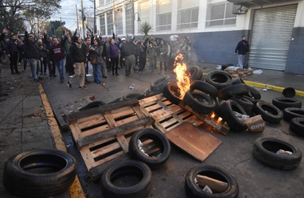 Las imágenes de los incidentes entre la Policía y los ex trabajadores de PepsiCo durante el desalojo