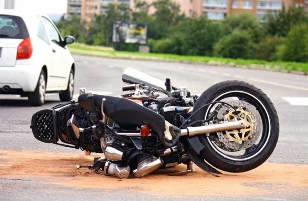 Una policía le exigió el uso de barbijo, se enojó y la atropelló con la moto