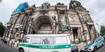 Vehículos de la policía estacionados frente a la Catedral de Berlín, Alemania\u002E