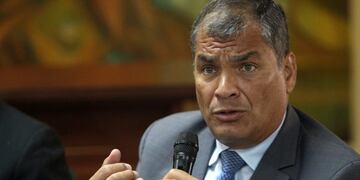Former Ecuadorian president Rafael Correa testifies in connection with a case of alleged corruption, at the public prosecutor's office in Guayaquil, Ecuador on February 5, 2018\u002E\r\nCorrea testified just a few hours after Ecuadorians voted in a referendum to limit presidents to two terms, dealing a major blow to his hopes of returning to power\u002E / AFP PHOTO / STR ecuador Rafael Correa ecuador rechazo en una consulta a un eventual regreso de Correa al poder consulta sobre la derogacion de reeleccion indefinida