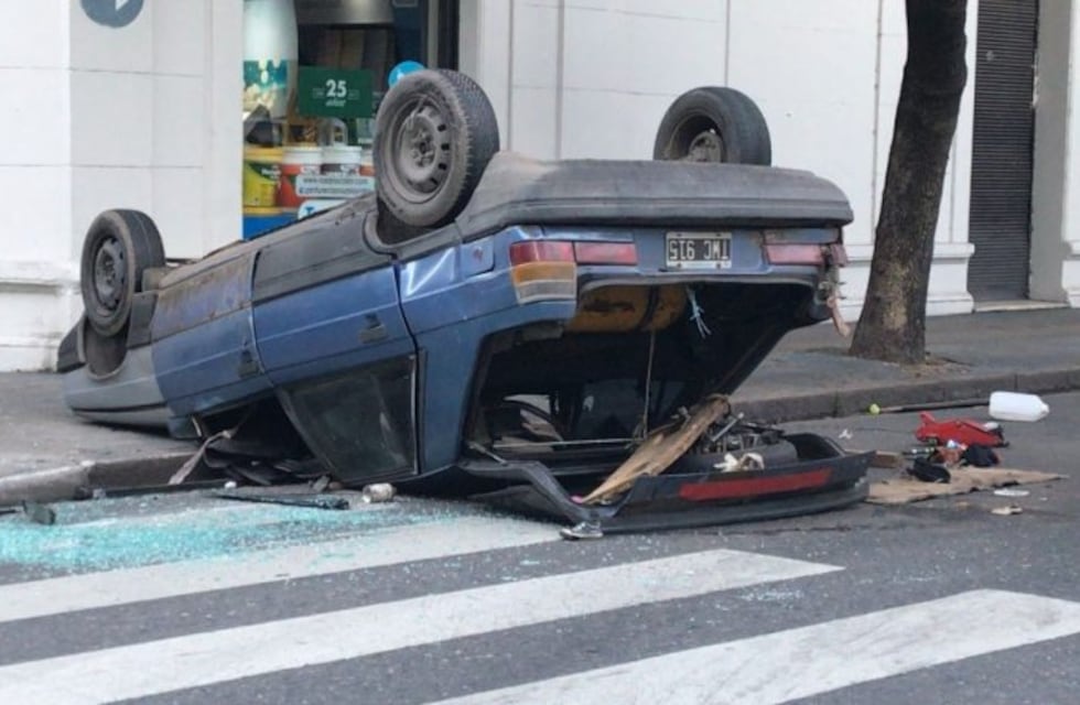 Violento choque dejó un auto volcado en San Juan y Dorrego