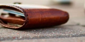 Se le cayó la billetera y un joven se la devolvió\u002E