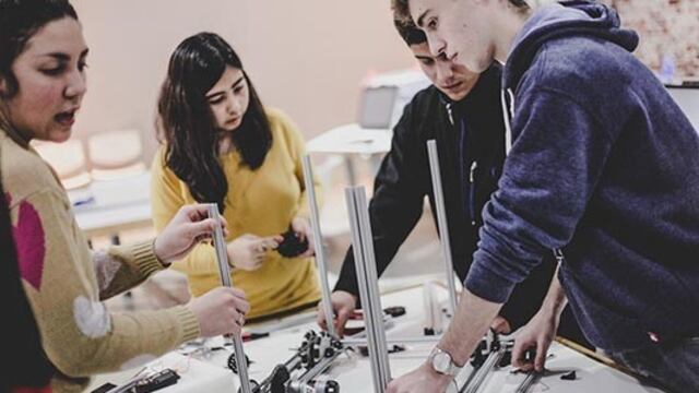 Los cinco chicos cordobeses que con su robot pretenden imponerse en el Mundial de Robótica\u002E