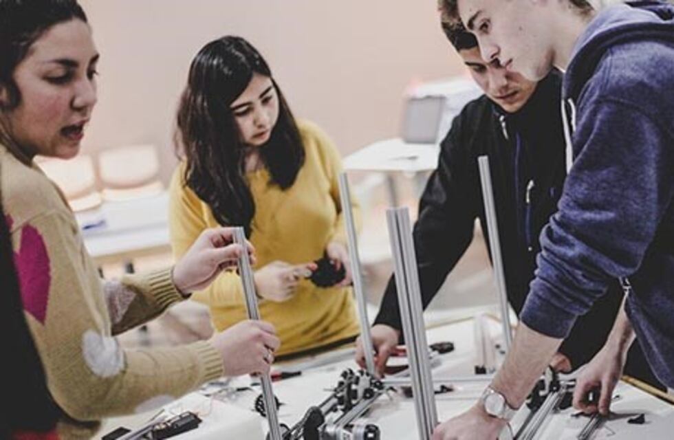 Cinco chicos cordobeses crean robot que junta basura de los mares y van al Mundial de Robótica