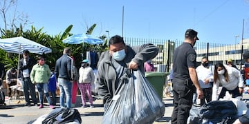 Entrega de ropa y calzado en Barrio 31\u002E (GCBA)