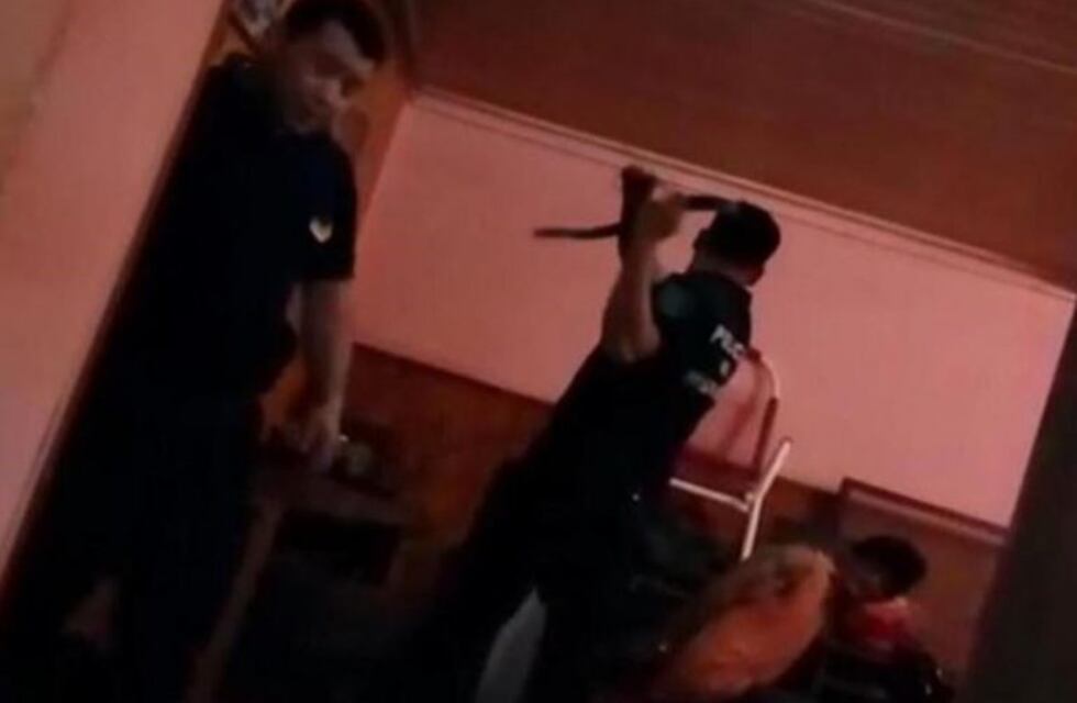 Los policías acusados de agredir a un preso declaran este lunes