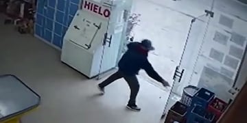Captura del momento en el que le disparan al dueño del supermercado\u002E
