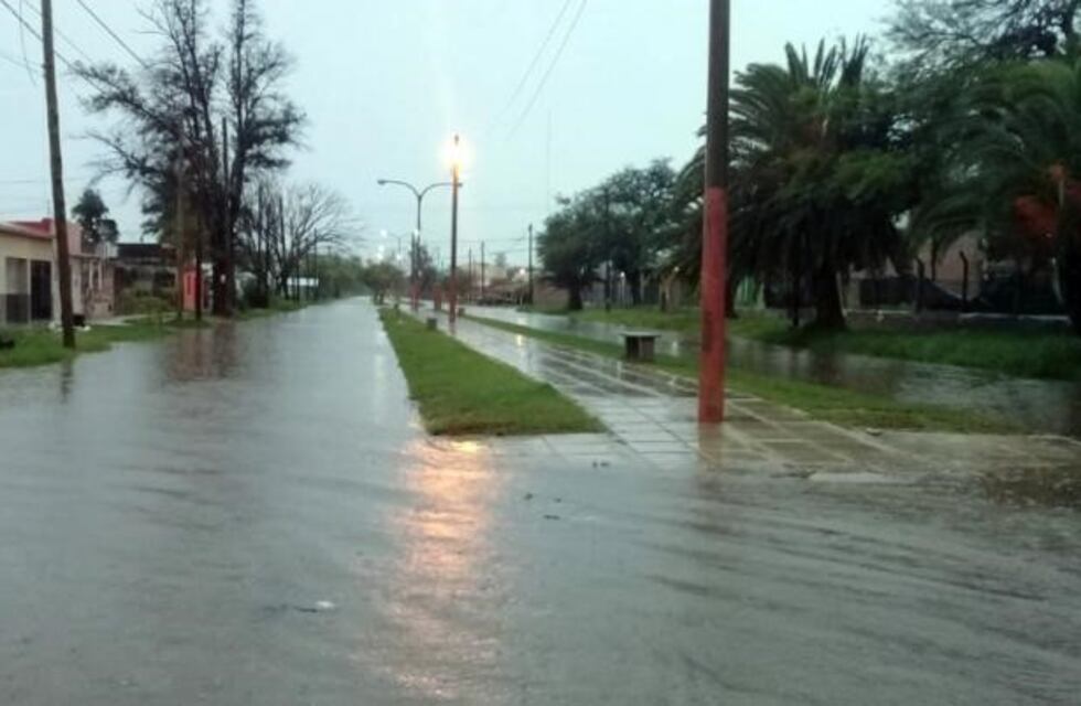 Una fuerte tormenta inundó las calles de la capital y otras localidades santiagueñas