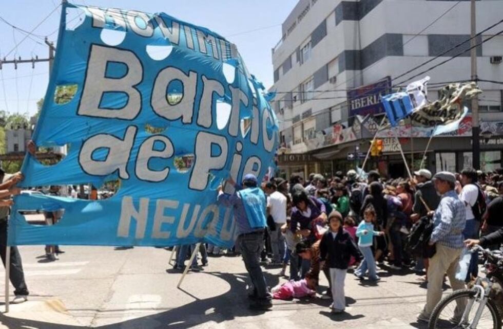 Barrios de Pie protesta frente a la Casa de Gobierno de Neuquén