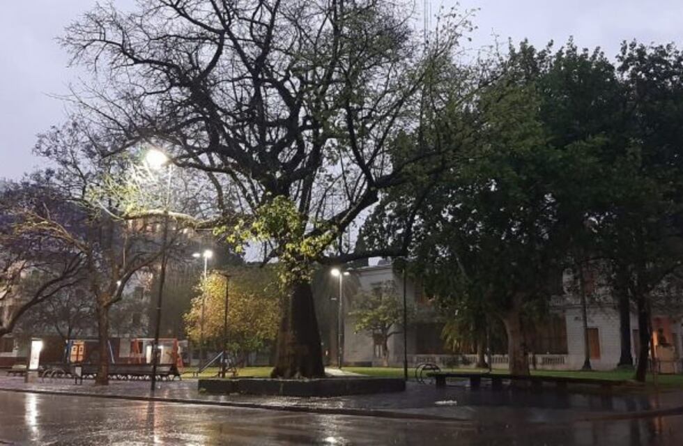 Rosario amaneció con lluvia abundante y alerta meteorológico por tormentas
