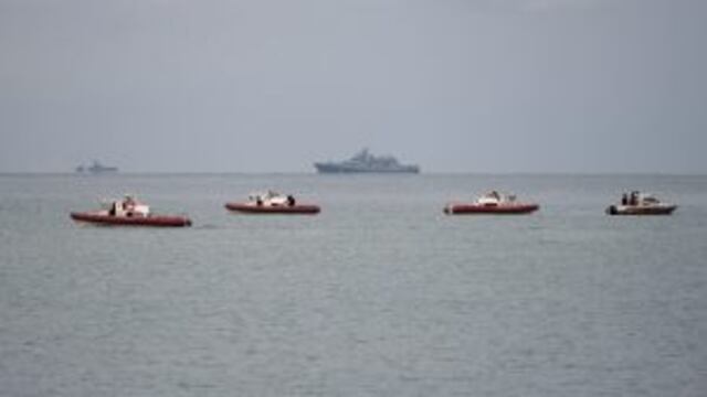 MOS09 SOCHI (RUSIA) 26/12/2016.- Miembros de los servicios de rescate rusos participan en la bu00fasqueda de los restos del aviu00f3n militar ruso Tu-154 cerca de Sochi (Rusia) hoy, 26 de diciembre de 2016. Mu00e1s de 3.500 militares, 39 embarcaciones, 32 aparatos au00e9reos y siete batiscafos participan hoy en la operaciu00f3n desplegada por Rusia para rescatar los cuerpos de las 92 personas fallecidas ayer a bordo del aviu00f3n militar Tu-154 que se estrellu00f3 en aguas del mar Negro. EFE/Yevgeny Reutov