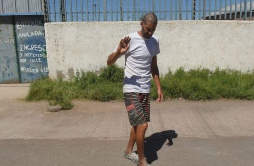 Nicolás Pereg salió de su casa y apuntó contra la policía y los vecinos