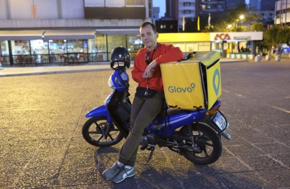 Abogado venezolano trabaja de cadete en Rosario y con el pedido entrega su currículum