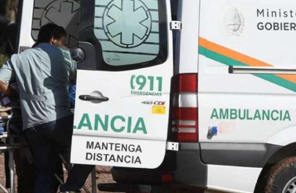 Un camionero encontró a un motociclista tirado en la calle y gravemente herido