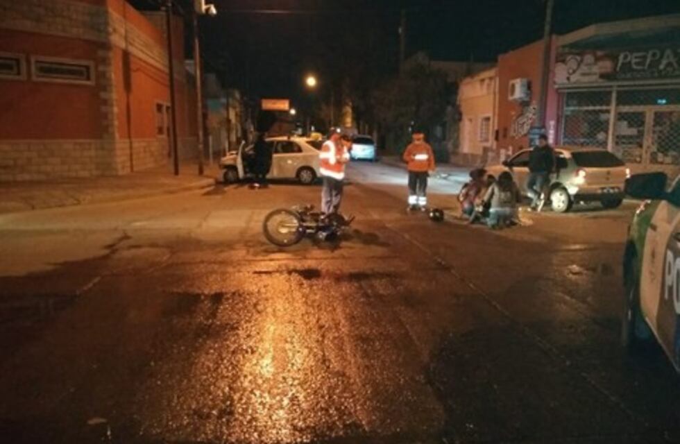 Bahía Blanca: un taxista chocó con una moto y luego contra un poste de luz