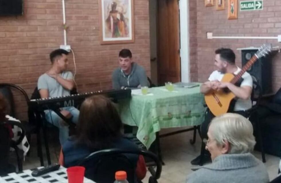 Tres Mega Track cantaron en el geriátrico Santa Rita
